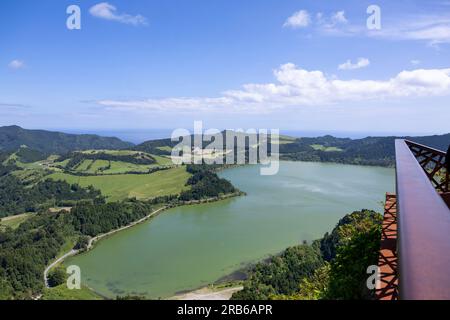 Wunderschöne Landschaft des Furnas Sees vom Aussichtspunkt ' Pico do Ferro'. Die Insel Sao Miguel auf den Azoren. Stockfoto