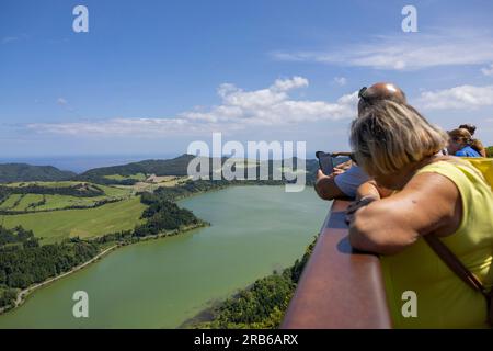 Furnas, Azoren - 11.06.2023: Ein paar ältere Touristen genießen die wunderschöne Landschaft des Furnas Sees vom Aussichtspunkt " Pico do Ferro ". Sao Migu Stockfoto