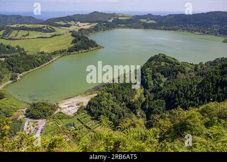 Wunderschöne Landschaft des Furnas Sees vom Aussichtspunkt ' Pico do Ferro'. Die Insel Sao Miguel auf den Azoren. Stockfoto