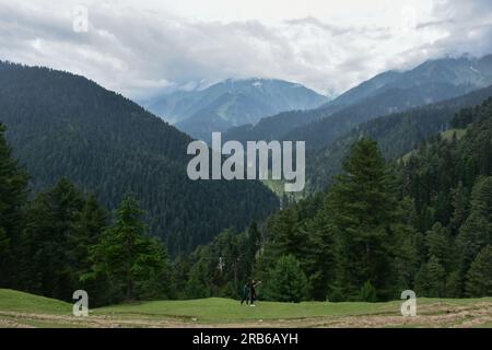 Gulmarg, Indien. 07. Juli 2023. Besucher machen Fotos an der Gulmarg Hill Station, etwa 55kms km von Srinagar, der Sommerhauptstadt von Jammu und Kaschmir entfernt. Kredit: SOPA Images Limited/Alamy Live News Stockfoto