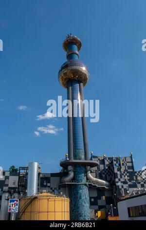 Wien, Österreich, 7. juli 2023: die müllverbrennungsanlage spittelau hundertwasser in wien, die Kunst, Nachhaltigkeit und Fu vereint Stockfoto