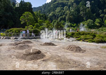 Furnas, Azoren - 11.06.2023 Uhr: Blick auf Caldera im Furnassee 'Lagoa das Furnas'. Caldera ist ein vulkanischer Dampf zum Kochen von Speisen in heißem Boden. Stockfoto