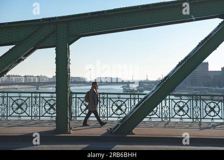 Budapest, Ungarn - 07. Januar 2019: Mann überquert die Freiheitsbrücke über die Donau Stockfoto