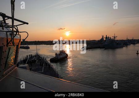 Deutschland. 19. Juni 2023. Der Flugkörperzerstörer USS Paul Ignatius verlässt Kiel, Deutschland, nach der Übung Baltic Operations 2023, 19. Juni 2023. BALTOPS 23 ist die wichtigste maritime Übung im Ostseeraum. Die Übung, geleitet von den USA Die Marinestreitkräfte Europa-Afrika, die von den Streik- und Unterstützungskräften der Marine NATO exekutiert werden, bieten eine einzigartige Ausbildungsmöglichkeit zur Stärkung der kombinierten Reaktionsfähigkeiten, die für die Wahrung der Freiheit der Schifffahrt und der Sicherheit in der Ostsee von entscheidender Bedeutung sind. Kredit: USA Army/ZUMA Press Wire/ZUMAPRESS.com/Alamy Live News Stockfoto