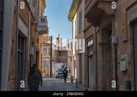 Nikosia, Zypern - 12. März 2022: Blick auf die Lefkonos-Straße in der Altstadt von Nikosia und den Glockenturm von Panayia Phaneromenis im Hintergrund Stockfoto