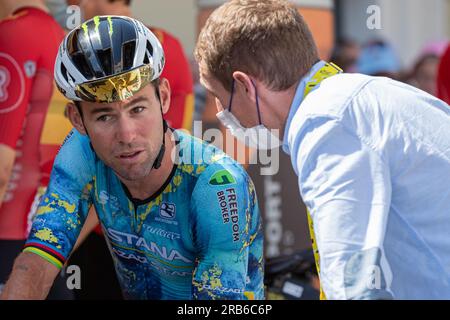 Mont de Marsan, Frankreich, 7. Juli 2023, MARK CAVENDISH von ASTANA QAZAQSTAN-TEAM spricht mit Dan Martin, abgebildet zu Beginn der Phase 7, 170km, Mont de Marsan nach Bordeaux während der 110. Ausgabe der Tour de France. Credit: Nick Phipps/Alamy Live News Stockfoto