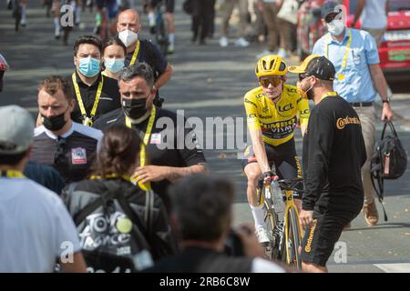 Bordeaux, Frankreich, 7. Juli 2023, JONAS VINGEGAARD von JUMBO - VISMA behält sein gelbes Trikot in Stage 7, 170km, Mont de Marsan nach Bordeaux während der 110. Ausgabe der Tour de France Kredit: Nick Phipps/Alamy Live News Stockfoto