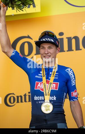 Bordeaux, Frankreich, 7. Juli 2023, JASPER PHILIPSEN von ALPECIN-DECEUNINCK feiert auf dem Podium, nachdem er in der 110. Ausgabe der Tour de France die 7. Etappe 170km, Mont de Marsan nach Bordeaux gewonnen hat. Kredit: Nick Phipps/Alamy Live News Stockfoto