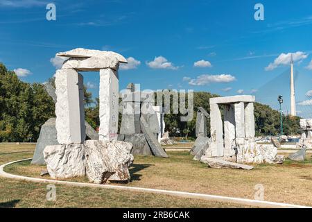 Belgrad, Serbien - 15. September 2019: Ada Stonehenge. Kunstinstallationsstände am Eingang von Ada Ciganlija Stockfoto