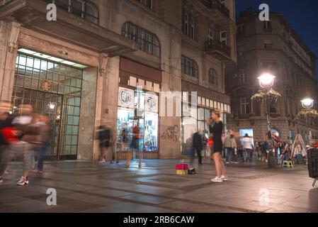 Belgrad, Serbien - 15. September 2019: Straße Knez Mihailova bei Nacht Stockfoto