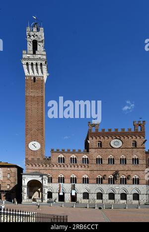 Palazzo Pubblico und Torre del Mangia auf der Piazza del Campo in Siena - Italien. Stockfoto