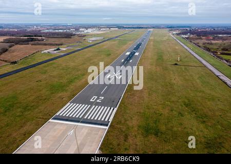 Luftbild der Landebahn 02 am Flughafen Doncaster Sheffield mit dem gemalten „X“, das auf eine vollständige Schließung der Landebahn hinweist Stockfoto