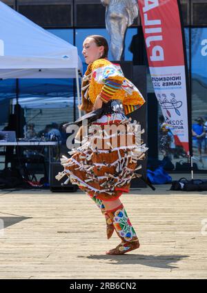 Halifax, Kanada. Juli 2023. Einheimische Tänzer in Kostümen, die einen Tanzteil der Zeremonie für die North American Indigenous Games (NAIG) vorführen Stockfoto