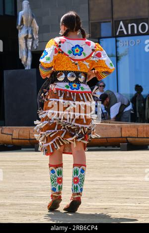 Halifax, Kanada. Juli 2023. Einheimische Tänzer in Kostümen von hinten, die einen Tanzteil der Zeremonie für die North American Indigenous Games (NAIG) aufführen Stockfoto