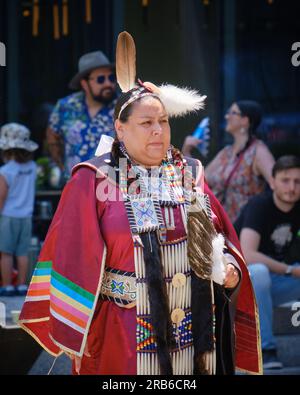 Halifax, Kanada. Juli 2023. Einheimische Tänzer in Kostümen, die einen Tanzteil der Zeremonie für die North American Indigenous Games (NAIG) vorführen Stockfoto