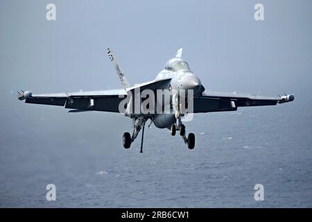 Mittelmeer, Internationale Gewässer. 01. Juli 2023. EIN US-AMERIKANISCHER Navy E/A-18G Growler Fighter Jet, angeschlossen an die Grauen Wölfe des elektronischen Angriffsgeschwaders 142, nähert sich einer Festlandung auf dem Cockpit an Bord des Flugzeugträgers der Nimitz-Klasse USS Gerald R. Ford, der im Mittelmeer operiert, 1. Juli 2023 vor der italienischen Küste. Kredit: MC2 Nolan Pennington/USA Navy Photo/Alamy Live News Stockfoto