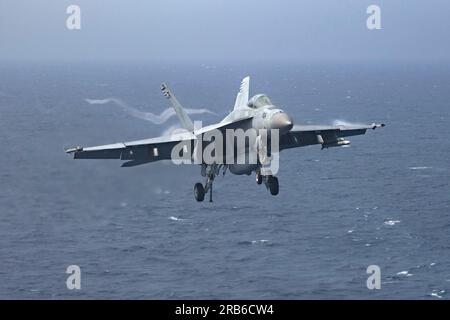 Mittelmeer, Internationale Gewässer. 01. Juli 2023. EIN US-AMERIKANISCHER Navy F/A-18E Super Hornet Fighter Jet, angeschlossen an die Golden Warriors of Strike Fighter Squadron 87, nähert sich einer Festlandung auf dem Cockpit an Bord des Flugzeugträgers der Nimitz-Klasse USS Gerald R. Ford, der auf dem Mittelmeer operiert, am 1. Juli 2023 vor der italienischen Küste. Kredit: MC2 Nolan Pennington/USA Navy Photo/Alamy Live News Stockfoto