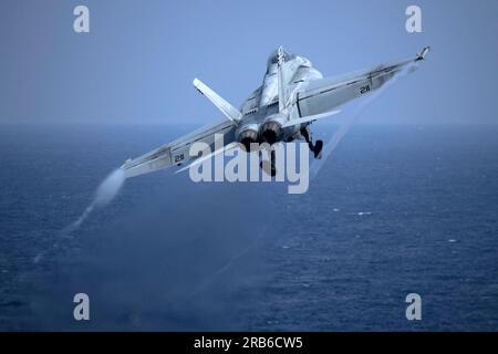 Mittelmeer, Internationale Gewässer. 01. Juli 2023. EIN US-AMERIKANISCHER Navy F/A-18F Super Hornet Fighter Jet, angeschlossen an die Blacklions des Strike Fighter Squadron 213, startet vom Cockpit aus an Bord des Flugzeugträgers der Nimitz-Klasse USS Gerald R. Ford, der am 1. Juli 2023 vor der italienischen Küste im Mittelmeer operiert. Kredit: MC2 Nolan Pennington/USA Navy Photo/Alamy Live News Stockfoto
