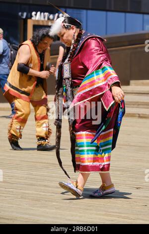 Halifax, Kanada. Juli 2023. Einheimische Tänzer in Kostümen, die einen Tanzteil der Zeremonie für die North American Indigenous Games (NAIG) vorführen Stockfoto