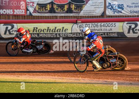 Paul Bowen (Blau) verfolgt Ben Morley (Weiß) und Jack Smith (Rot) während des Spiels der National Development League zwischen Belle Vue Colts und Kent Royals am Freitag, den 7. Juli 2023 im National Speedway Stadium in Manchester. (Foto: Ian Charles | MI News) Guthaben: MI News & Sport /Alamy Live News Stockfoto