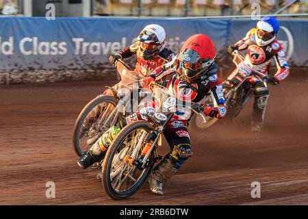 Jack Smith (Rot) führt Ben Morley (Weiß) mit Paul Bowen (Blau) beim Spiel der National Development League zwischen Belle Vue Colts und Kent Royals am Freitag, den 7. Juli 2023, im National Speedway Stadium in Manchester nach hinten. (Foto: Ian Charles | MI News) Guthaben: MI News & Sport /Alamy Live News Stockfoto