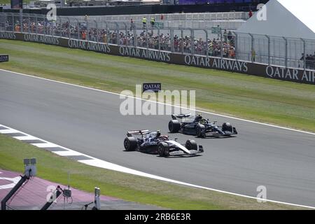 Towcester, Northants, Großbritannien. 7. Juli 2023. Lewis Hamilton übergibt Yuki Tsunoda, Alfa Tauri in Silverstone während der FridaysÕ-Übung für den Aramco British Grand Prix Credit F1: Motofoto/Alamy Live News Stockfoto