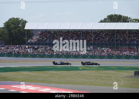 Towcester, Northants, Großbritannien. 7. Juli 2023. Lewis Hamilton übergibt Yuki Tsunoda, Alfa Tauri in Silverstone während der FridaysÕ-Übung für den Aramco British Grand Prix Credit F1: Motofoto/Alamy Live News Stockfoto
