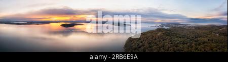 Lake macquarie: Unvergleichlicher Sonnenuntergang von Dangar Island, Murrays Beach bis Swansea an der Pazifikküste. Stockfoto