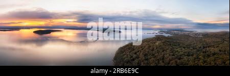 Lake macquarie Panoramablick auf den Sonnenuntergang von Dangar Island, Murrays Beach bis Swansea an der Pazifikküste. Stockfoto