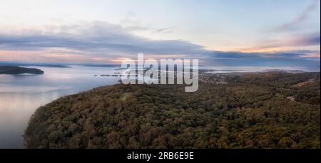 Lake macquarie: Unvergleichlicher Sonnenuntergang von Murrays Beach bis Swansea an der Pazifikküste. Stockfoto