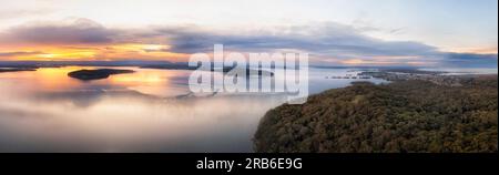 Lake macquarie: Unvergleichlicher Sonnenuntergang von Dangar Island, Murrays Beach zum Swansea Channel Delta an der Pazifikküste. Stockfoto