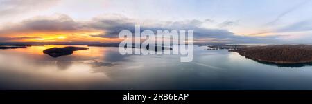 Atemberaubendes Sonnenuntergangspanorama am Lake Macquarie von der Insel Dangar bis zur australischen Pazifikküste swansea. Stockfoto