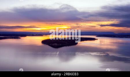 Dangar Island am Lake Macquarie bei Sonnenaufgang in malerischer Luftlandschaft an der australischen Pazifikküste. Stockfoto