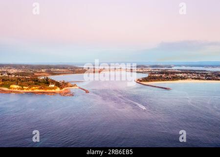 Swansea Channel Delta am Pazifik bei Sonnenaufgang zum Lake Macquarie in Australien. Stockfoto