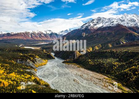 Von einem Hubschrauber auf dem Matanuska River in Alaska aus. Die Chugach Mountains sind von frühem Schnee bedeckt und die Blätter und Tundra haben sich verändert Stockfoto