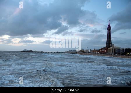 Blackpool mit Flut - Blick vom Central Pier des Tower und North Pier Stockfoto