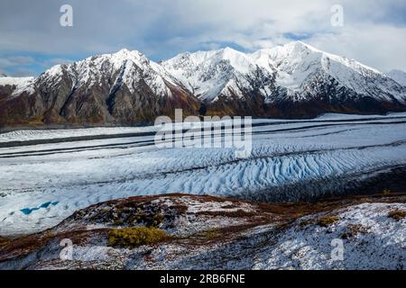 Fog Peak, richtig, steht in der Sonne mit frischem Schnee Anfang September. Der kurze Sommer in Alaska nähert sich dem Ende, wenn die Tundra zeigt, dass sie rot ist und Stockfoto