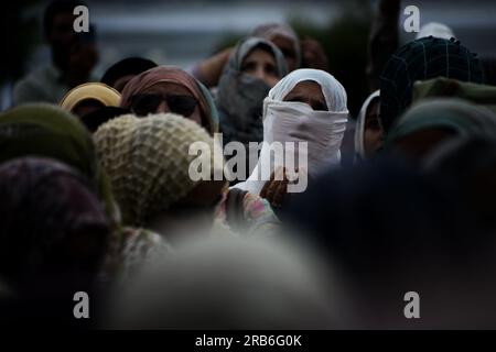 Srinagar, Indien. 07. Juli 2023. Kashmiri-Moslems beten, während der Oberpriester ein Relikt zeigt, von dem angenommen wird, dass es ein Haar vom Bart des Propheten Mohammad war, während besonderer Gebete zum Todestag von Hazrat Usman Ghani, dem dritten Kalif des Islam, am Hazratbal-Schrein in Srinagar, Indianerkontrollierter Kaschmir, Freitag, 7. Juli 2023. (Foto von Mubashir Hassan/Pacific Press) Kredit: Pacific Press Media Production Corp./Alamy Live News Stockfoto