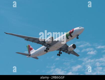 Lissabon, Portugal - 6. Juli 2023: Blick auf einen WASSERHAHN Air Portugal Airbus A321 Düsenflugzeug nähert sich dem Land mit blauem Hintergrund Stockfoto