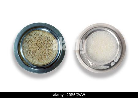 Zwei Tassen indischer Filterkaffee und Milch auf weißem Hintergrund. Draufsicht Stockfoto