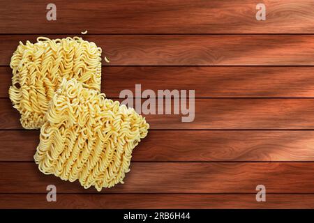 Ungekochte Instantnudeln auf Holzhintergrund. Stockfoto