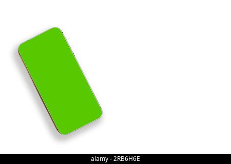 Smartphone mit grünem Bildschirm auf weißem Hintergrund. Draufsicht Stockfoto