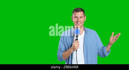 Chroma-Schlüssel-Komposition. Sender mit Mikrofon gegen grünen Bildschirm, Bannerdesign Stockfoto