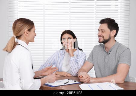 Paare mit Termin beim Fertilitätsarzt in der Klinik. Patientenkonsultation Stockfoto