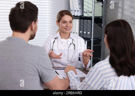 Paare mit Termin beim Fertilitätsarzt in der Klinik. Patientenkonsultation Stockfoto