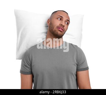 Müder Mann mit Kissen auf weißem Hintergrund. Schlaflosigkeit-Problem Stockfoto