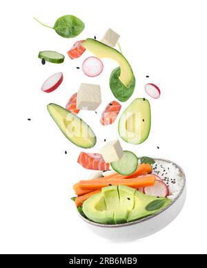 Pikes Rezept. Verschiedene Zutaten, die auf weißem Hintergrund in die Schüssel fallen Stockfoto