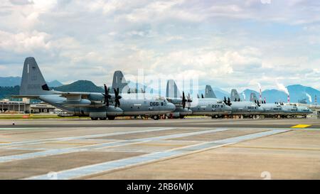 USA Marine Corps KC-130J Super Hercules Aircraft, zugewiesen an Marine Aerial Tanken Tanker Transport Squadron (VMGR) 152, sitzt auf der Fluglinie an Marine Corps Air Station Iwakuni, Japan, 12. Juni 2023. Marines mit VMGR-152 leisten kontinuierlich logistische Unterstützung im gesamten Indo-Pazifik, führen Luftbetankung durch und transportieren Personal und Ausrüstung der III Marine Expeditionary Force. (USA Marinekorps Foto von CPL. Tyler Harmon) Stockfoto