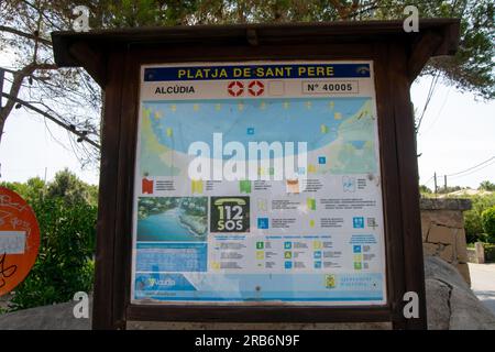 Platja de Sant Pere Strand in Palma de Mallorca informative Panel bei der Ankunft am Strand in Alcúdia Stockfoto