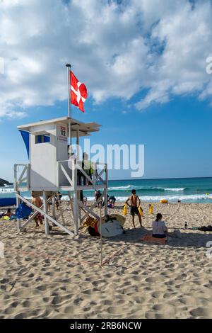 Rettungsschwimmer und erste-Hilfe-Turm am Strand auf der Insel Mallorca in Spanien. Fahne auf dem Wind. Turm. Stockfoto